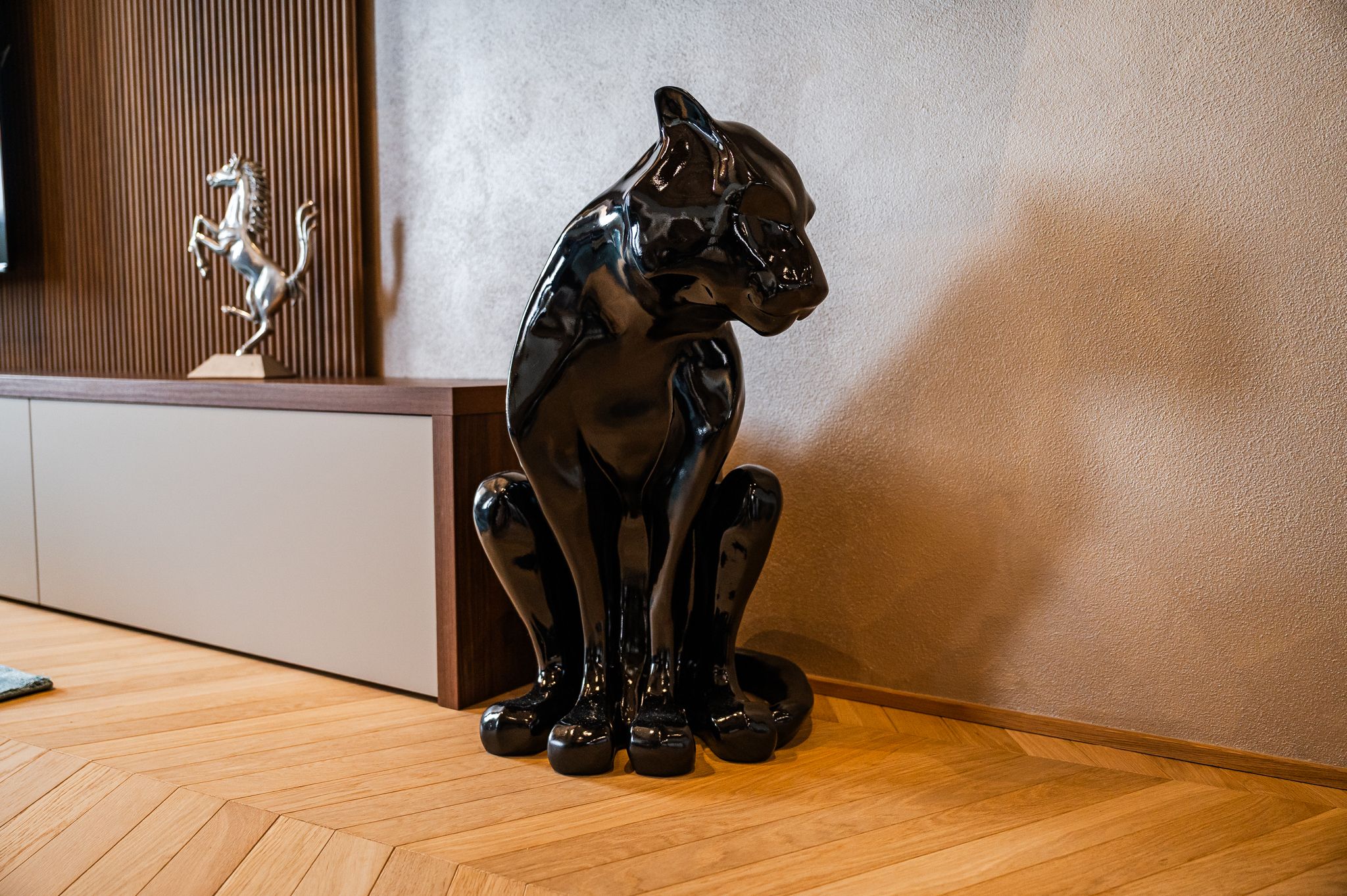 Statuetta pantera nera e cavallino Ferrari argentato sul mobile TV